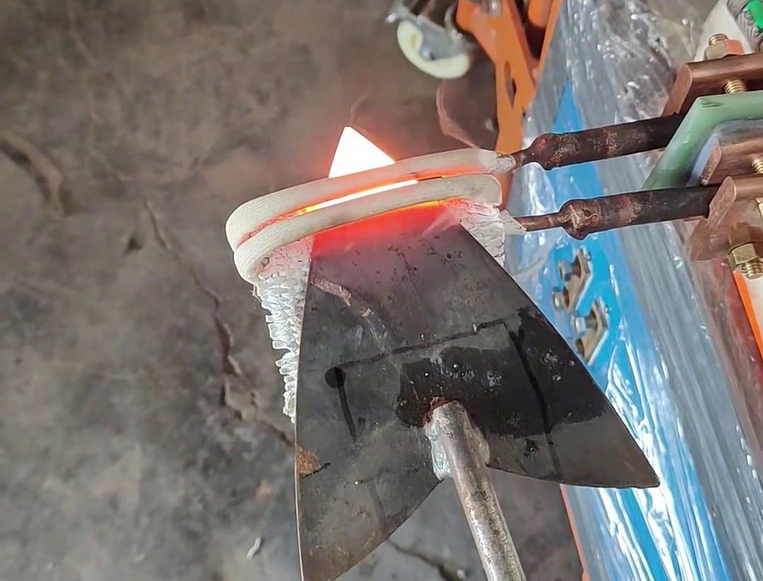 對于3mm厚的鋼鐵板加熱，選擇超高頻加熱機(jī)還是高頻加熱機(jī)，
