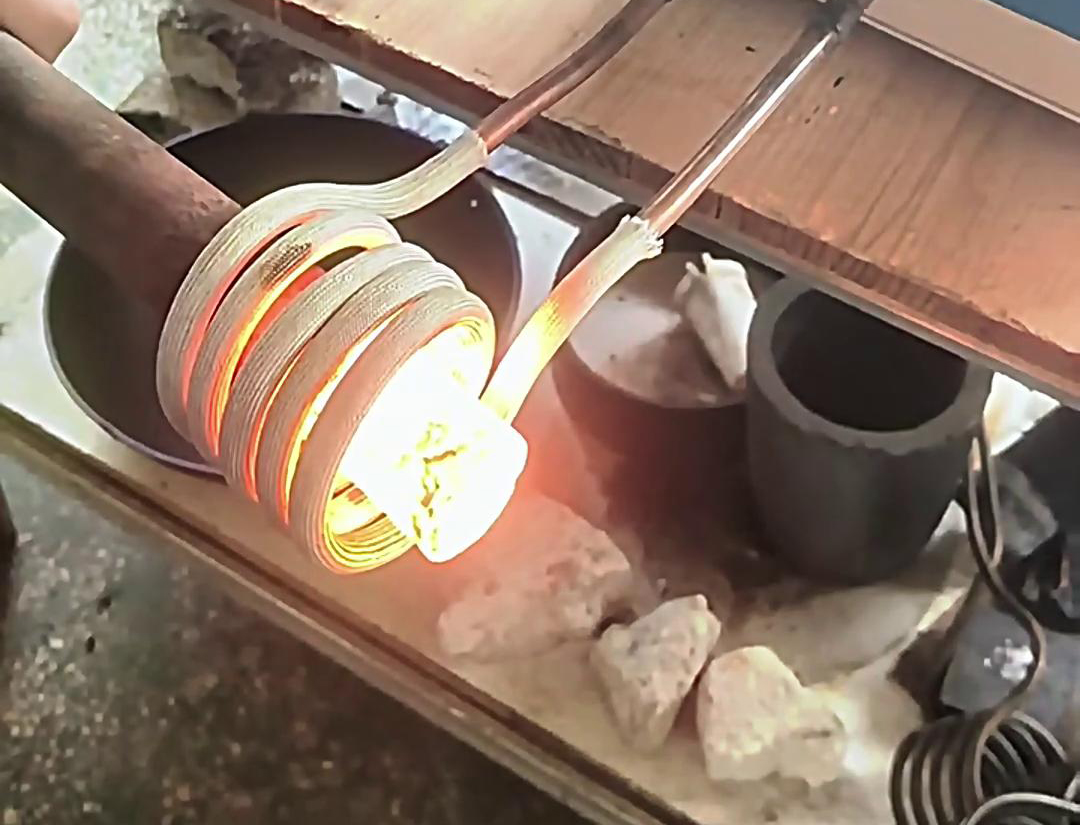 高頻機(jī)棒料加熱適用于需要快速加熱至特定溫度的應(yīng)用場景，如熱處理、熱鍛、焊接等工藝。
