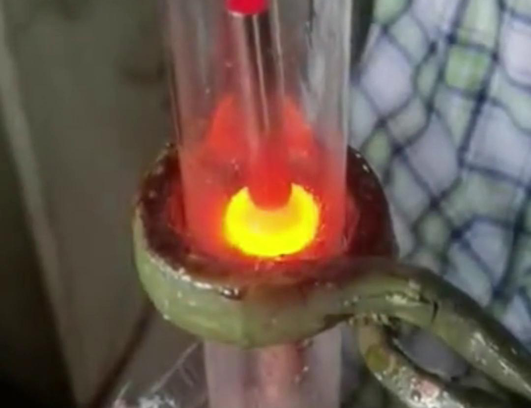 通過手持式高頻加熱機在氮氣保護下焊接銅管，可以獲得高質(zhì)量的焊縫，提高產(chǎn)品的性能和可靠性