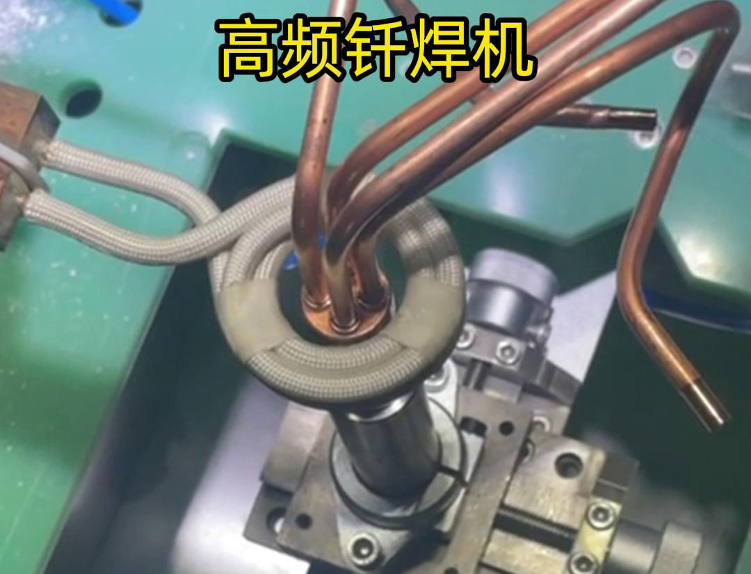 在雙工位自動(dòng)感應(yīng)釬焊設(shè)備中，每個(gè)工位都配備了獨(dú)立的感應(yīng)加熱系統(tǒng)和釬焊工具，確保兩個(gè)工位可以同時(shí)進(jìn)行焊接作業(yè)
