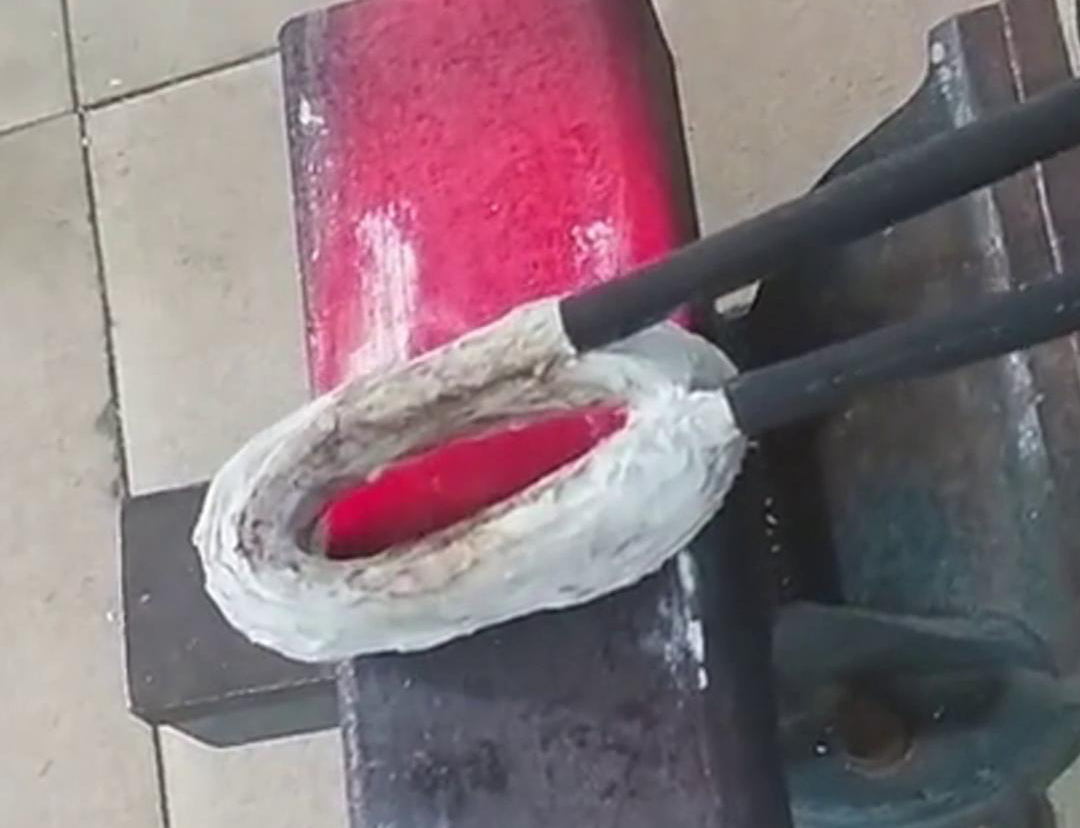 手持式高頻加熱機(jī)在方管加工中，它可以用來實現(xiàn)焊接預(yù)熱、局部退火、彎曲軟化等工藝需求