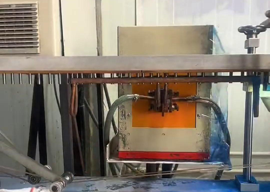 通過振動盤自動化上料到輸送帶，然后高頻電源對要加熱的工件進(jìn)行局部加熱，根據(jù)工藝要求直接經(jīng)過容器 ，讓其局部覆蓋一層涂料