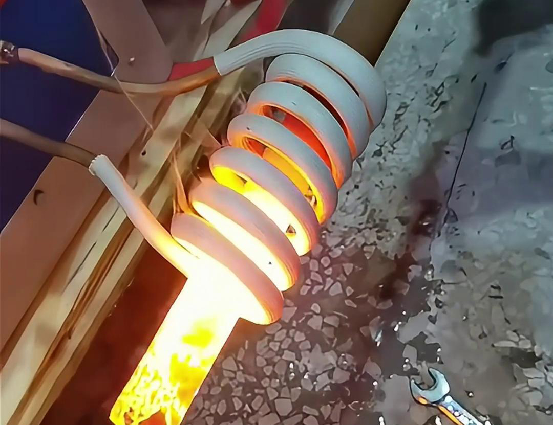 鐵棒的高頻加熱具有效率高、速度快、操作簡單等優(yōu)點，廣泛應(yīng)用于金屬材料加工