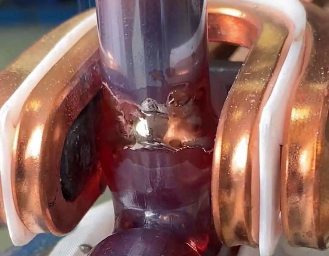 這就是手持式高頻焊機(jī)焊接銅管的效果，有了它，可以放棄大部分火焰焊接場合了