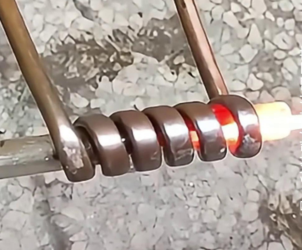 2.0鈦絲超高頻在線退火是一種特殊的熱處理工藝，用于改善鈦絲的性能和結(jié)構(gòu)
