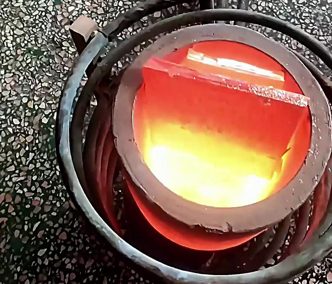 使用380V電壓的小型中頻熔煉爐，它的功率滿足熔煉金、銀、銅，10公斤容量